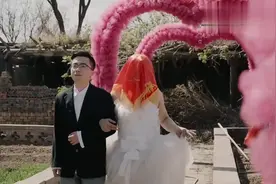 婚礼上新娘一直放屁，新郎一脸生无可恋，看美女主持人如何圆场！视频封面