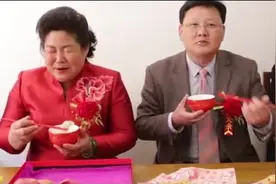 真实婚礼 公婆吃饺子 相互喂嘴 给新娘新郎秀恩爱视频封面
