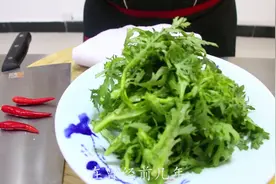 厨师长教你生拌茼蒿的做法，简单易学几分钟就搞定，怎么吃都不够视频封面