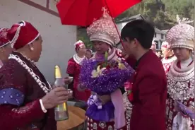 贵州凯里一小伙接亲回来，喝拦门酒这习俗好讲究，你见过吗？视频封面