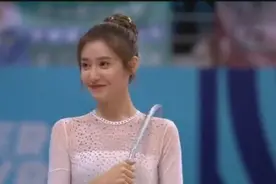 美娜有多喜欢詹姆斯？不愧是腾讯体育最美女主播视频封面
