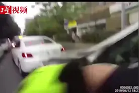 孕妇羊水破了还出血 辅警小哥一路咆哮为其开道 视频封面
