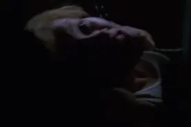 男子野外进屋上厕所，殊不知这是变态杀人狂的房间