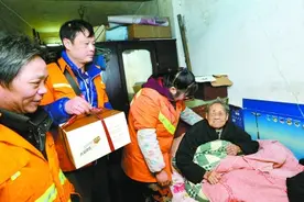 卧床婆婆吃上暖心生日蛋糕图片