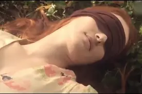 男子是个透明人，他偷偷到女孩身边，却意外的和她一起生下了孩子视频封面