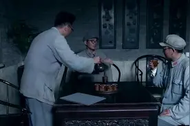 最牛同学聚会，三人跻身政治局，其中一人任总负责，大家聊个没完视频封面