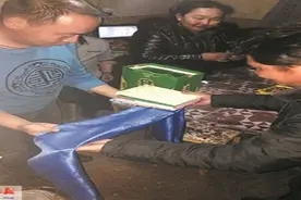 恩和巴图夫妇走亲访友送书拜年图片