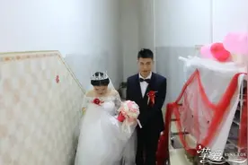 广西农村一小伙结婚，新娘很漂亮，到家很多人围观拍照