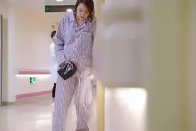 美女孕妇才生育不久，就艰难下床，无人看管！视频封面