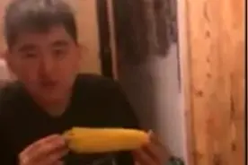 球球直播赵本山一家4口吃饭，本山儿子现身和妈妈真像视频封面