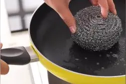 家里的不锈钢锅老生锈怎么办？教你一个方便清洗和不再生锈的妙招视频封面