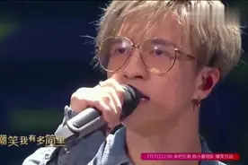 薛之谦深情演唱，一首《小孩》如流水般一气呵成，唱功了得！视频封面