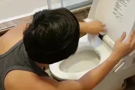 看专业维修师傅如何给马桶烤漆修补，让马桶瞬间焕然一新视频封面