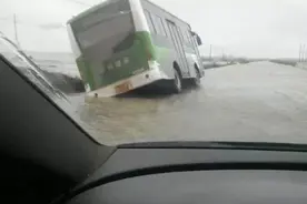 高邮漫水公路积水达10多厘米已暂时封闭禁行图片