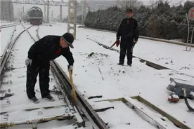 锦州机务段迎战风雪确保春运安全畅通图片