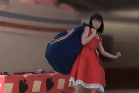 拇指女孩没衣服穿，回家搬来芭比娃娃的衣服，穿起来合身又漂亮