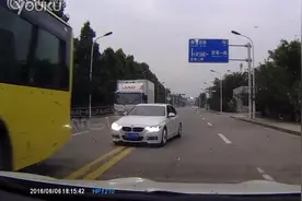 这个宝马远光灯狗绝对称得上史上最强王者，记录仪拍下闪懵10秒视频封面
