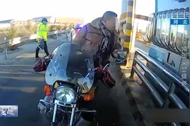 “拉风男”骑摩托拉挂车上高速，向交警“普法”：可以拉！视频封面