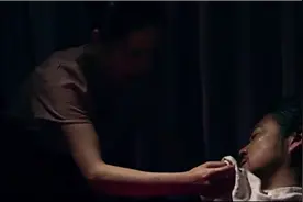 保姆伺候孤寡老人，为了赚点辛苦钱，竟然搅拌安眠药给他喝！视频封面