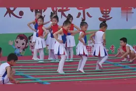 竹竿舞《跳起来》视频，幼儿舞蹈欢快节奏特强，踩着乐点配合默契视频封面