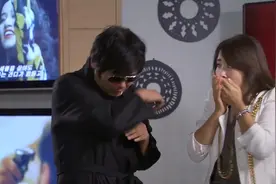 大叔和女友约会，谁料女友一抱大叔，竟被熏的直捂鼻子，感觉窒息视频封面