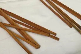 筷子放久了发霉怎么办？其实放在水里加点这个就可以快速去除霉斑