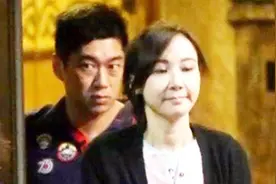 49岁萧蔷与90后小男友牵手4年后，男友变大叔，网友：你懂的视频封面