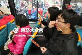 公交车上吃糖球险出意外 温馨巴士倡导车厢无饮食图片