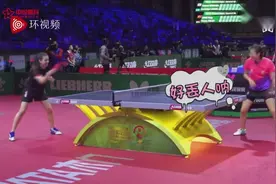丁宁比赛时“忘穿裙子”上了热搜，当场回过神来连对手都憋不住笑视频封面