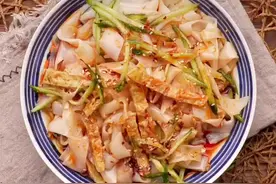 夏日的夜晚来一碗香辣爽口的凉皮再合适不过啦！#美食 #夜宵