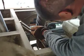 三轮车发动机漏油不要急，小伙教你一招立马修好，技术免费学