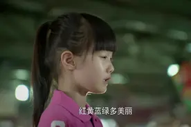 姥爷把孩子抱上菜摊，让孩子大声唱歌，孩子都要哭了