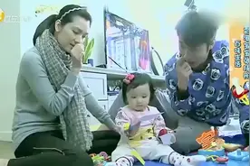 彤彤被妈妈摸头好高兴，对着镜头笑，小可爱好有镜头感！视频封面