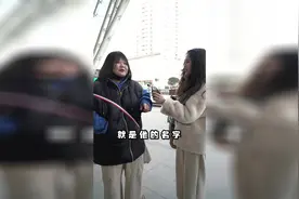 街头采访：两个傻子待在一起打一明星的名字视频封面