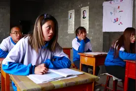 学校收学费，一学生在别人的钱上写自己的名字，结果尴尬了视频封面