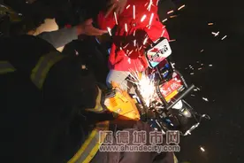 电动车轮“咬”女孩脚，消防5分钟解救图片