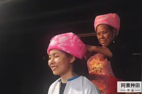 教姑娘们扎壮族头巾，以为是vlog主角的表妹没想到成了跑龙套的视频封面