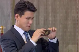 美女和朋友喝多，老公过来偷拍，还做这样的事！视频封面