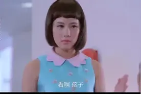 美女假扮人偶，只要投币就会转动，不料小伙投币却直接挨了一巴掌视频封面