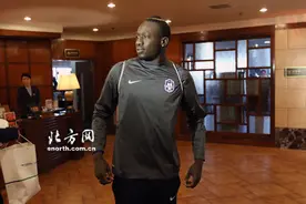 塞内加尔锋霸抵达迪拜 效力泰达姆巴耶许下约定图片