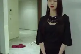 美女回家看到别人的衣服和高跟鞋，一脸紧张，网友：尴尬！