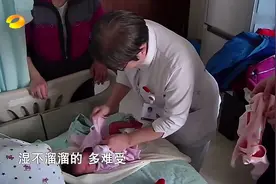 新生儿哭闹不止，新手准爸奶妈手忙脚乱，医生现场指导方法真管用