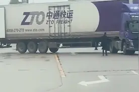 半挂车司机招聘，只要你把车倒进去了就算过关，月薪12000视频封面