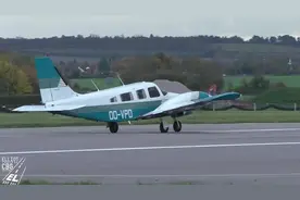 实拍PA-34螺旋桨小型客机剑桥机场起飞视频封面