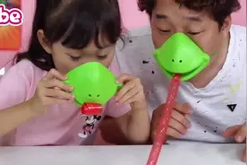 小朋友和爸爸在玩会吐舌头的玩具口罩视频封面
