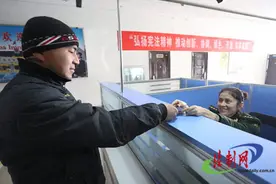 新疆吐尔尕特边检站延时通关应对节后出入境高峰图片