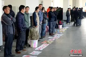 成都迎来节后求职用工高峰 遍地“摆摊”求职（组图)图片