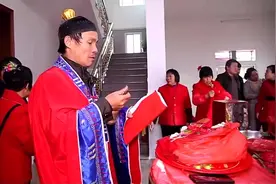 福建一小伙去接亲，爸妈请来法师做法的习俗，头回见视频封面
