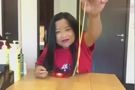 泰国大姐收老公礼物_帅气老公送的金链子太大_大姐太开心了-视频封面