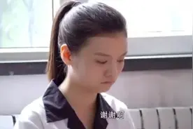 单亲女孩要改姓，妈妈追到派出所才明白怎么回事，好难啊！视频封面